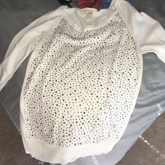 Quarter sleeve sweater