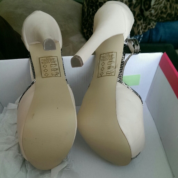 Shoes - Picture 4 of 4