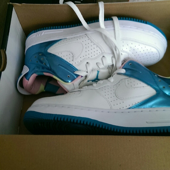 Shoes - Picture 2 of 4