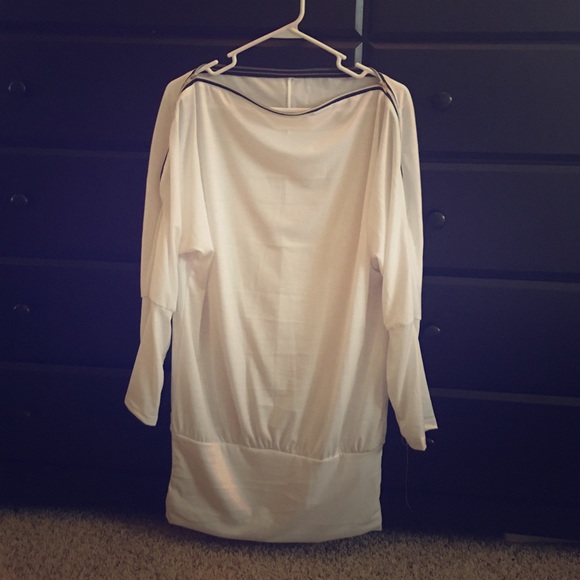 White 3/4 sleeved Zipper embellished top