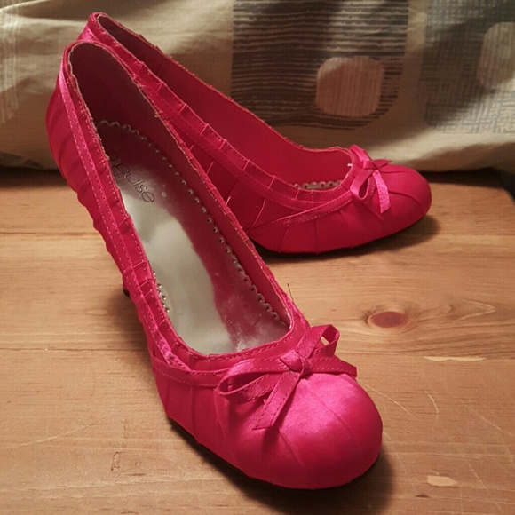 **PERFECT FOR PROM** Hot pink heels