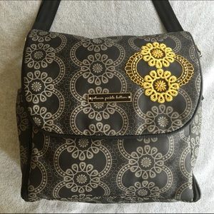 Amazing Petunia Pickle Bottom Diaper Bag
