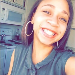 Meet your Posher, Anaya