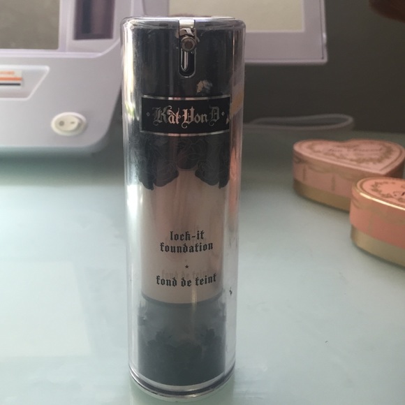 Kat Von D foundation in light 42