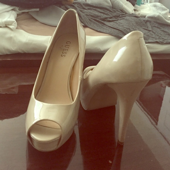 Guess nude pumps