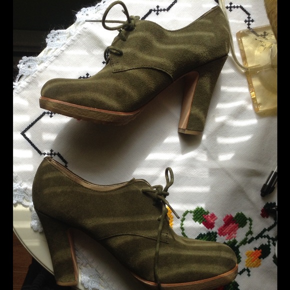 LIKE NEW GREEN SUEDE LACE UP ANKLE BOOTS