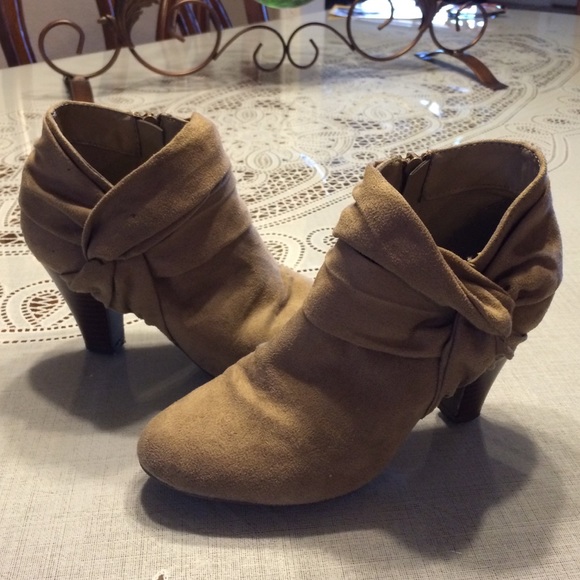 tan booties ! 👢
