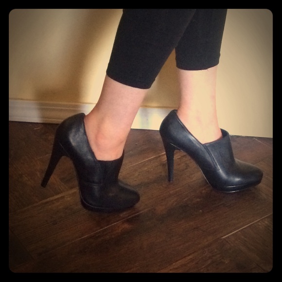 SUPER Chic!!!! Aldo size 7 black booties/heels
