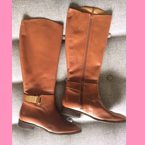 Brown riding boots with bucket detail