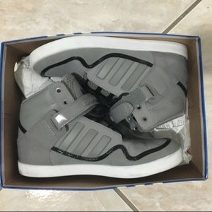 Adidas MEN SIZE 5 WOMEN SIZE 7
