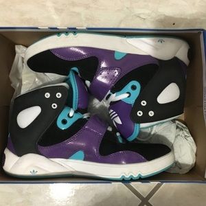 Adidas MEN SIZE 5 WOMEN SIZE 7