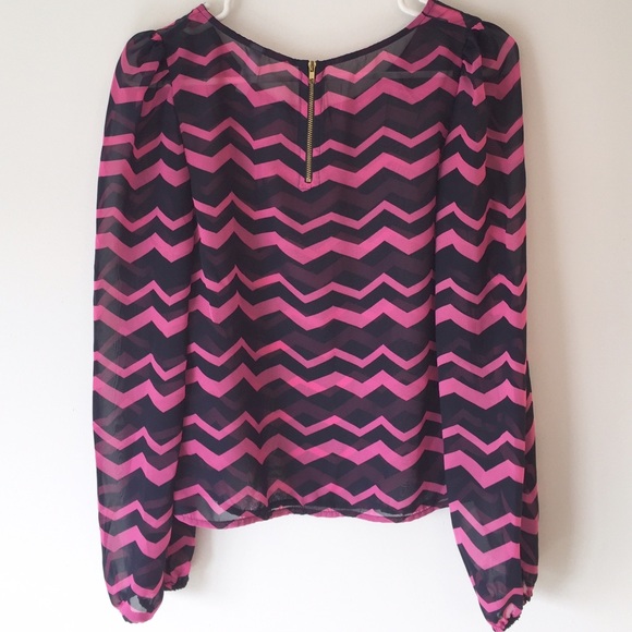 ✨ chiffon chevron top. - Picture 3 of 4