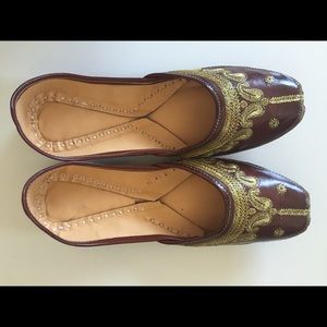 Brown and golden Punjabi jutti