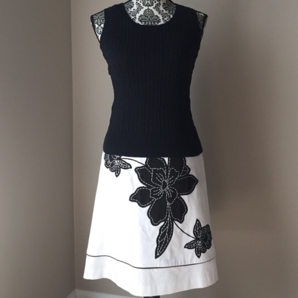 Dresses & Skirts - White skirt with black flower appliqué