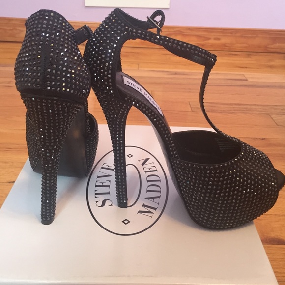 Stunning crystal embellished Steve Madden heels - Picture 2 of 3