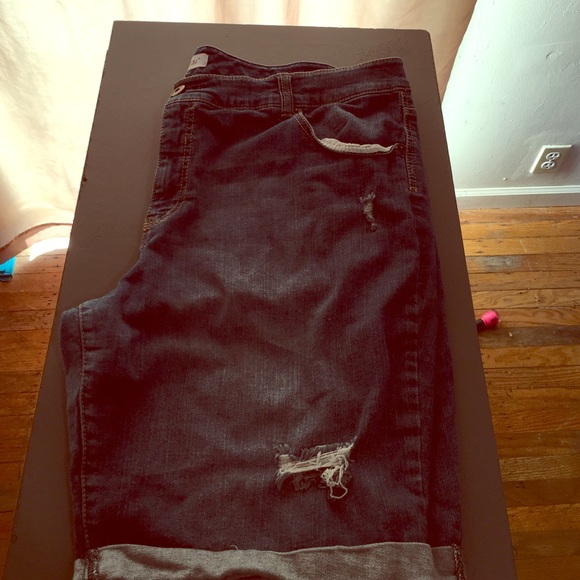 Cute ripped Bermuda shorts