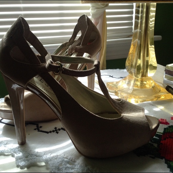 Guess Nude Suede Strappy pumps
