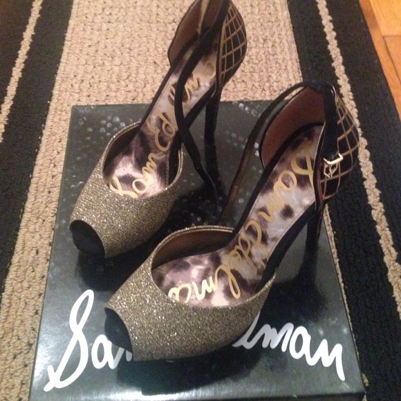 Black and gold stilettos - Picture 2 of 4