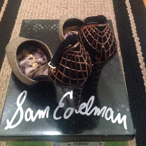 Black and gold stilettos - Picture 3 of 4