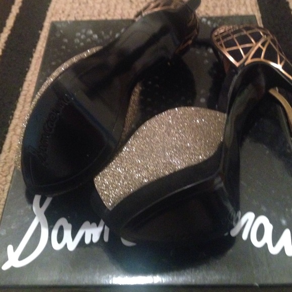 Black and gold stilettos - Picture 4 of 4