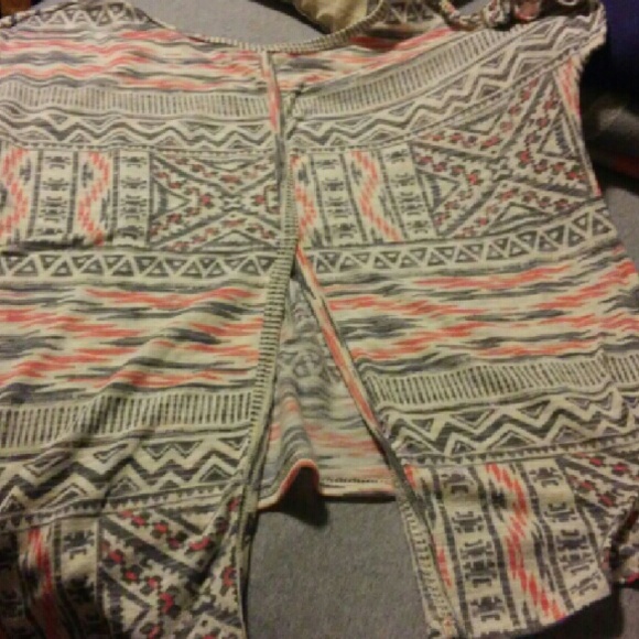 Size Large Aztec-print tee - Picture 2 of 2