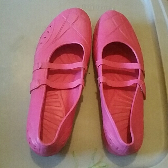 Pink waterproof shoes