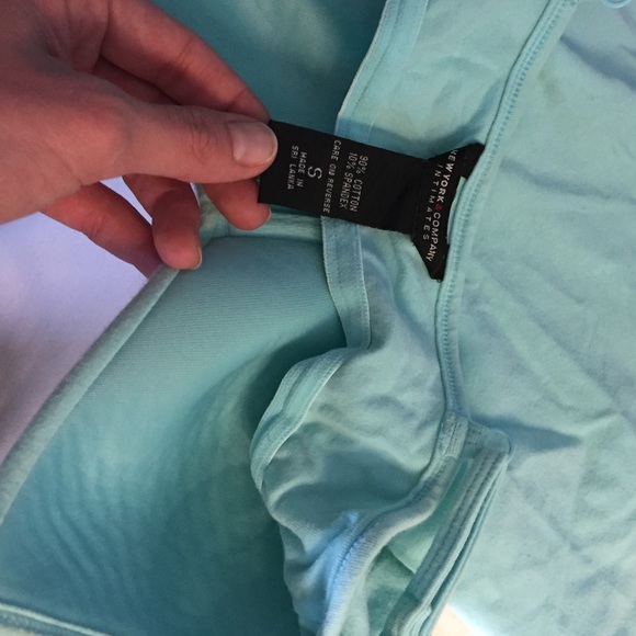 2 crop top tanks with built in bras - Picture 2 of 4