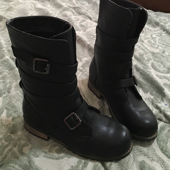 Very cute black boots