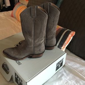 Frye Billy Pull On-Grey