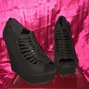 Black wedges