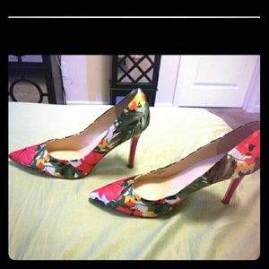 Guess floral pumps