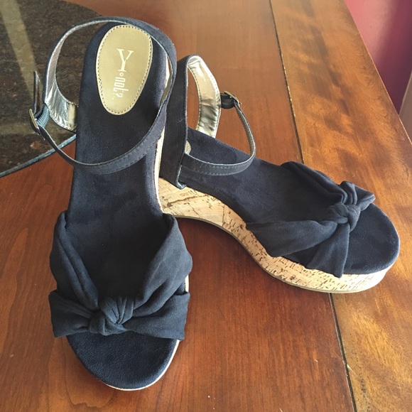 NWOT YNot? black platform sandals