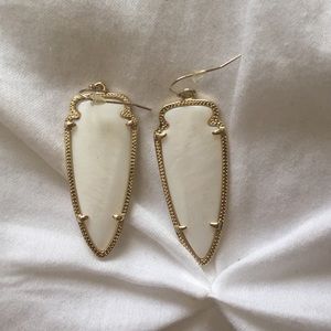 White arrow Kendra Scott