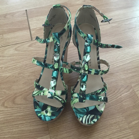 Chinese Laundry Wedges
