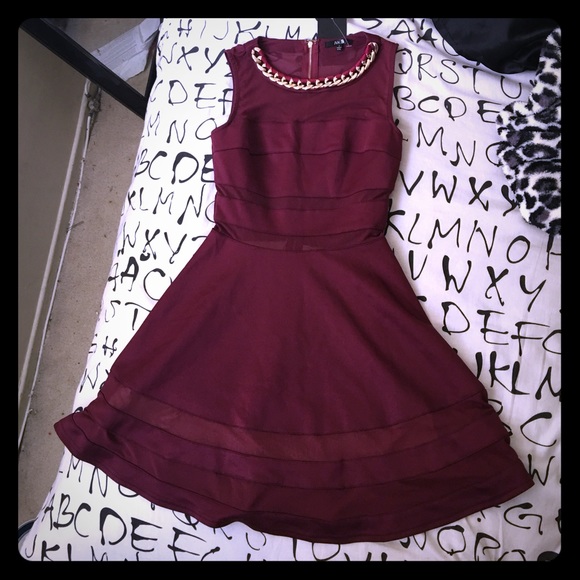 Dresses & Skirts - NWT Burgundy dress