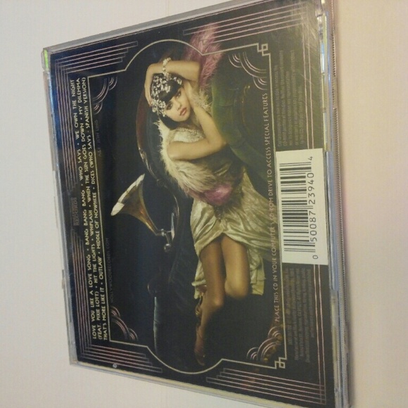 Selena Gomez and the screen when the sun goes down - Picture 2 of 4