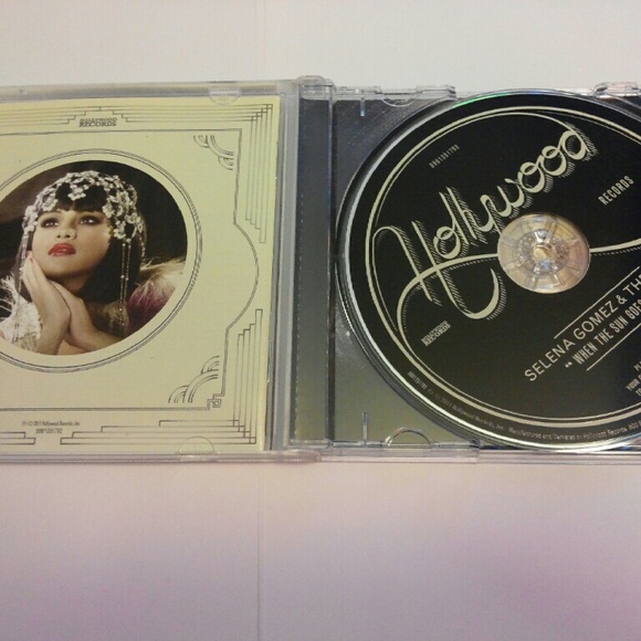 Selena Gomez and the screen when the sun goes down - Picture 3 of 4