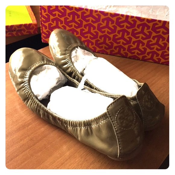 SALE! Barely worn Tory Burch flats