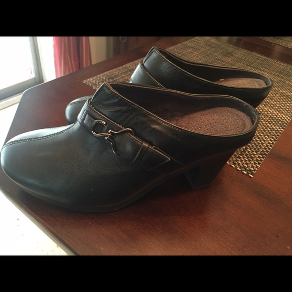 New black clogs