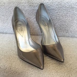 Guess metallic pumps