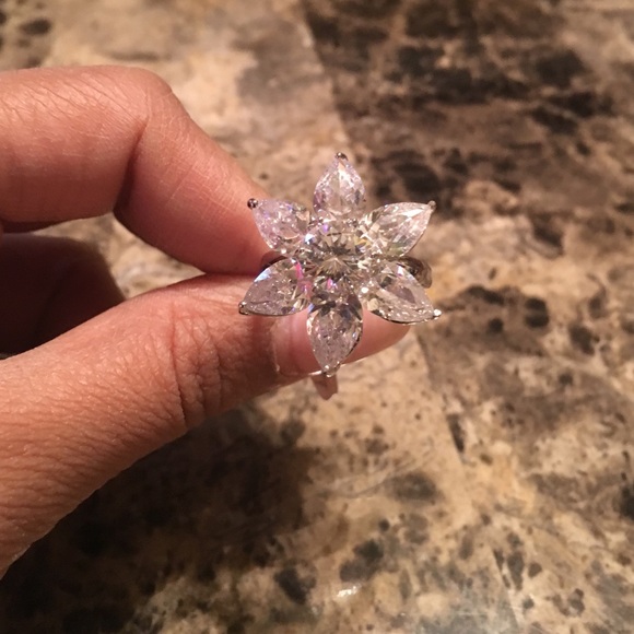 Flower ring. - Picture 2 of 2