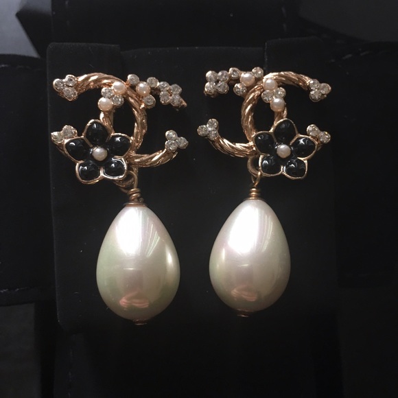 Chanel 2015 CC logo twisted Pearl Earrings