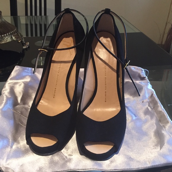 Wedge black leather with the Chita print. Great sh