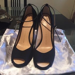 Wedge black leather with the Chita print. Great sh