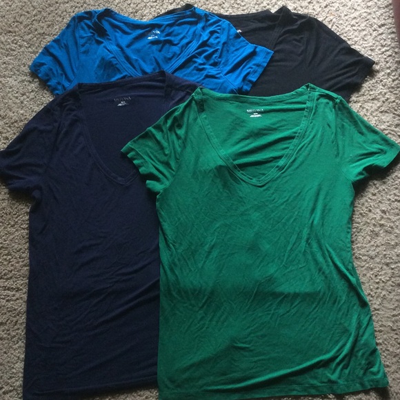 Bundle 4 stretchy vneck short sleeve tshirts