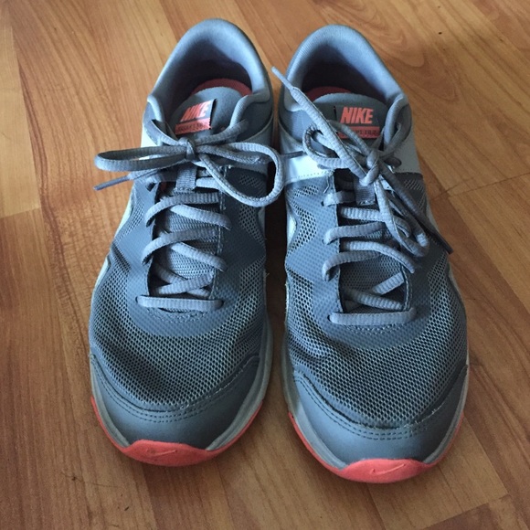 Nike women's tennis shoes