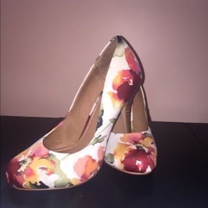 Aldo Floral Heels, Size 9. Perfect for Spring!