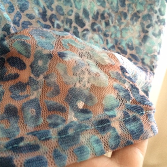 BKE cute sheer blue leopard print top - Picture 4 of 4
