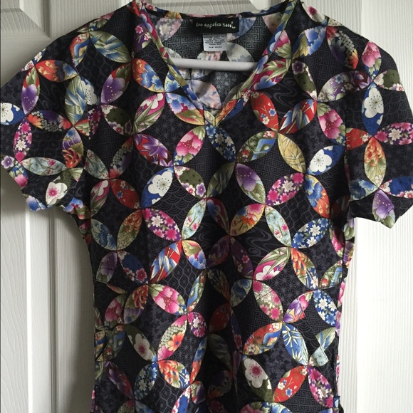 Beautiful scrub top - Picture 2 of 2