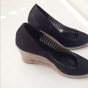 Black wedges